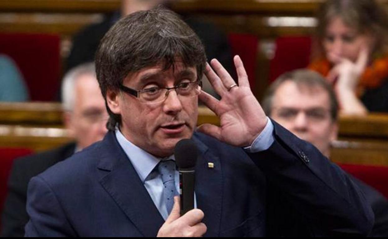 Puigdemont cree que quieren «colgarle el muerto del terrorismo» para activar la euroorden