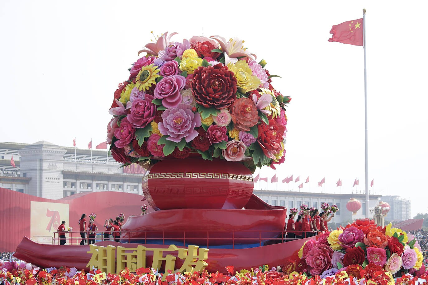 Hasta 15.000 soldados desfilaron frente a las autoridades por el centro de la emblemática plaza de Tiananmen para celebrar el 70 aniversario de la República Popular China