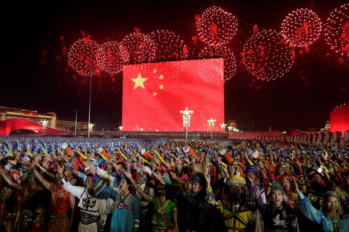 Hasta 15.000 soldados desfilaron frente a las autoridades por el centro de la emblemática plaza de Tiananmen para celebrar el 70 aniversario de la República Popular China