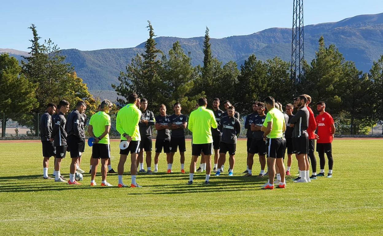 Víctor se dirige a los jugadores en el entrenamiento en Sabiñánigo. 