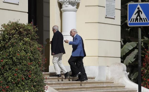 Ramón Calderón, el jueves al entrar en el Ayuntamiento camino de la cita con el alcalde. 