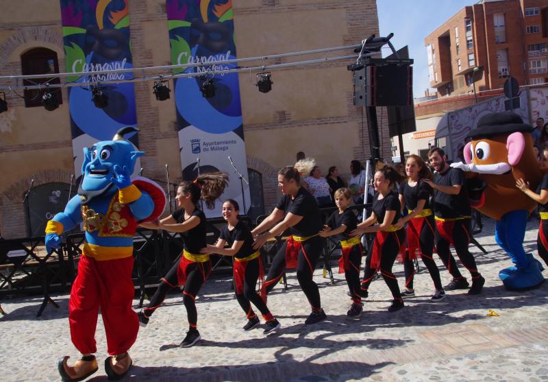 La plaza de La Libertad se convierte en la antesala de la gala de presentación yla previa de la próxima edición, XL aniversario de la cita carnavalesca