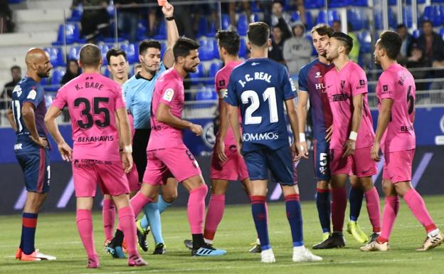 Ortiz Arias muestra la tarjeta roja a Adrián, lo que dejó al Málaga con diez jugadores en el campo.