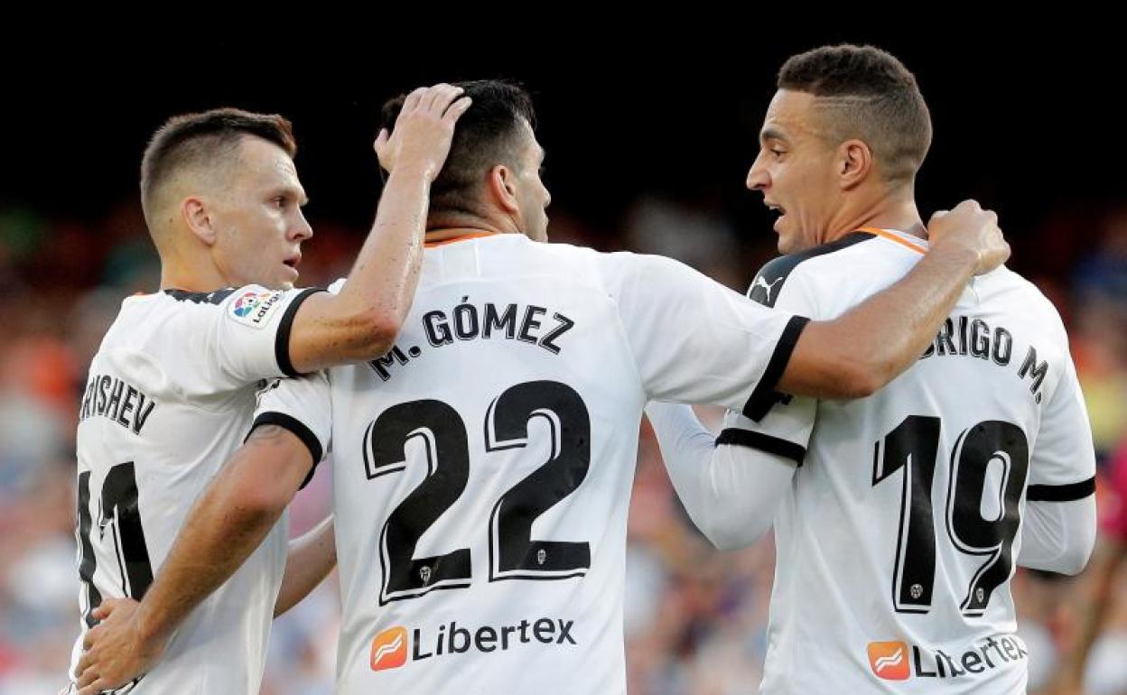 El Valencia sufre para ganar al Alavés