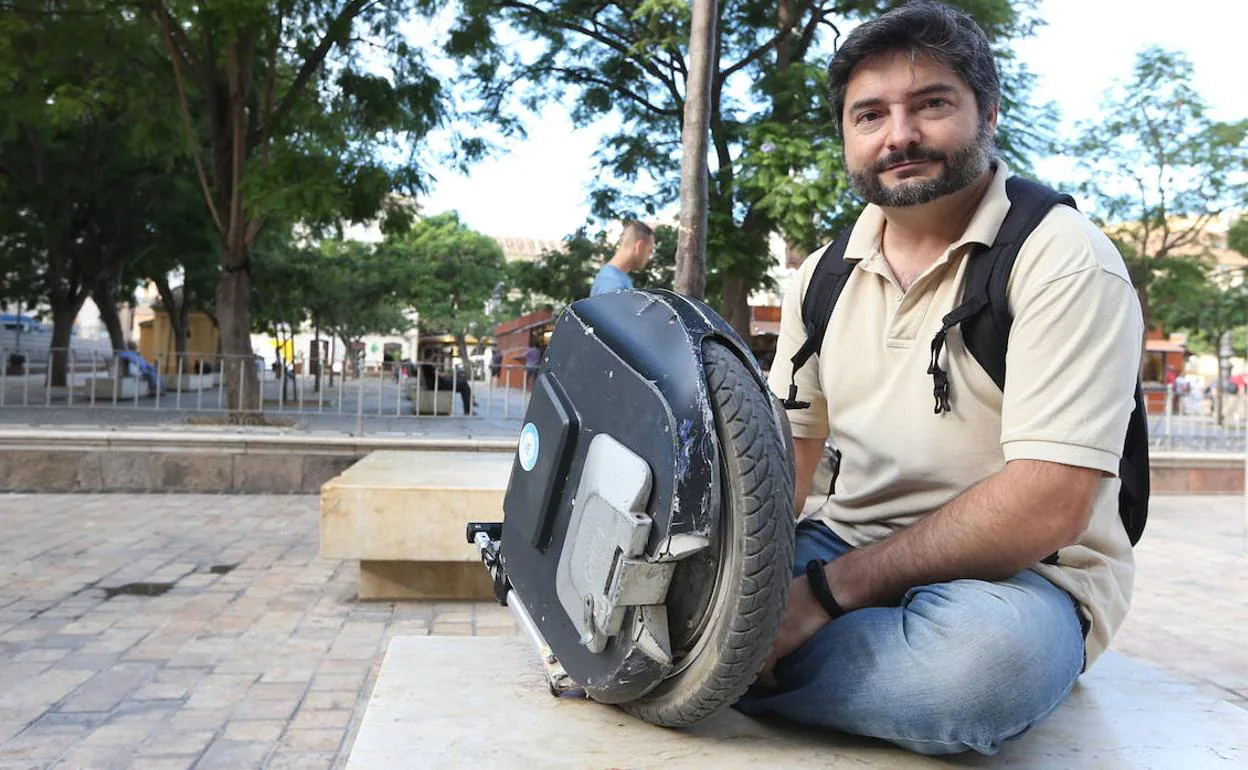 Ángel Terrón, junto a su monociclo eléctrico