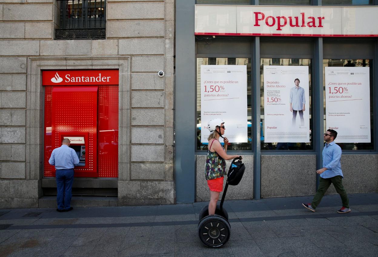 Un cajero automático en una calle de Madrid. :: juan medina / reuters