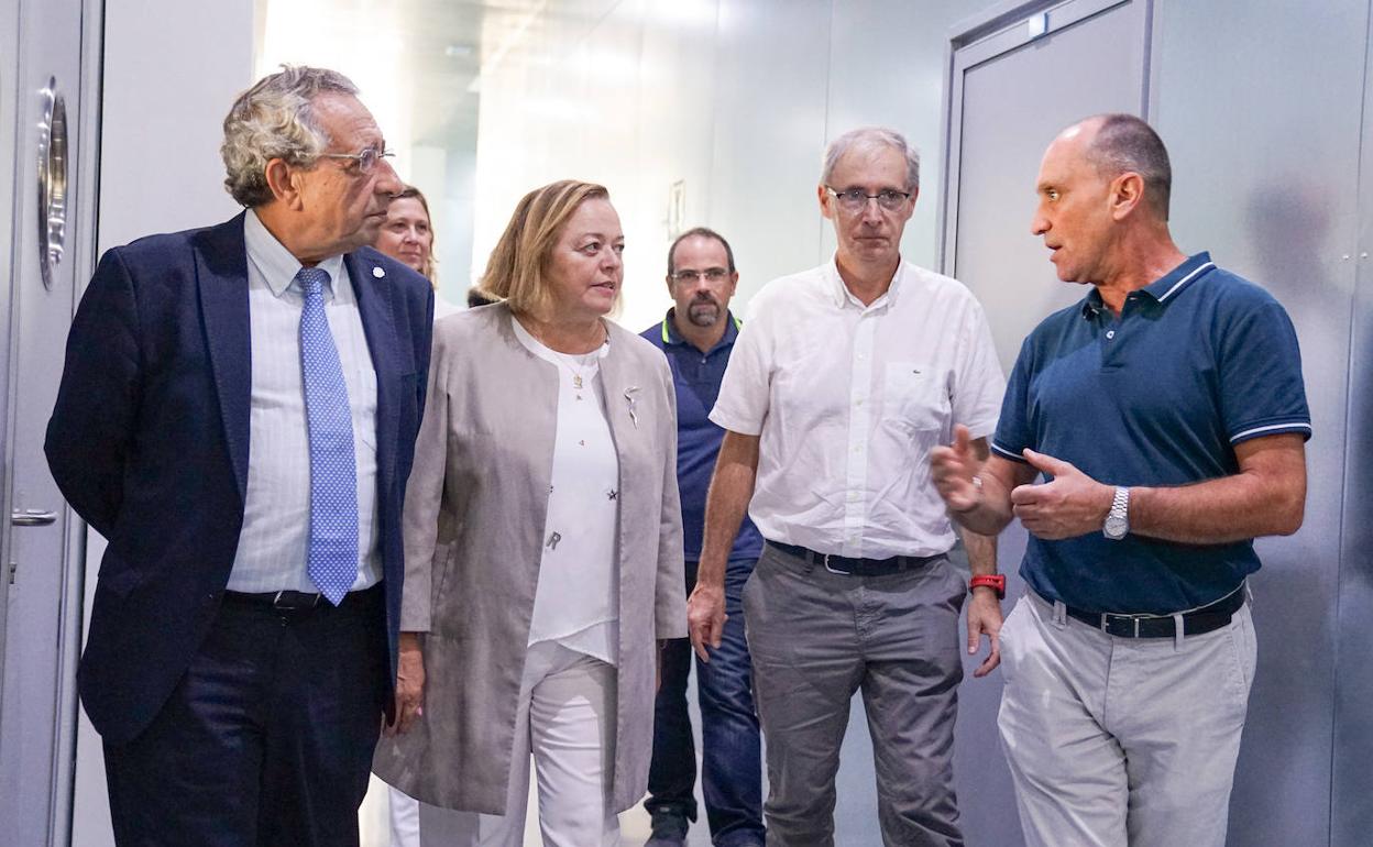 El rector, la presidenta del CSIC, Rosa Menéndez, Eduardo Rodríguez Bejarano y Enrique Moriones. 