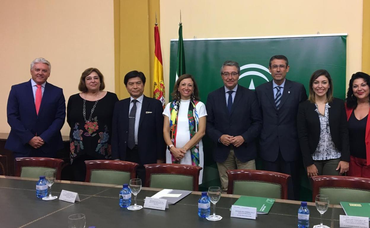 Autoridades autonómicas y de la FAO, este lunes en la Delegación del Gobierno andaluz en la capital.