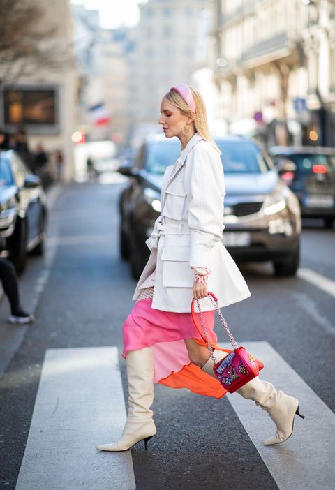 Para el día a día: con sahariana blanca, falda y botas mosqueteras en beige. Una maxi diadema satinada en rosa pone la guinda a este estiloso look.