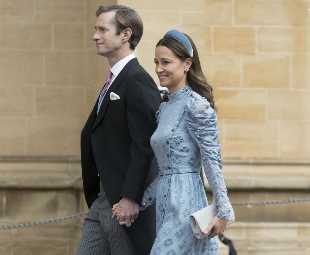 Pippa Middleton sucumbió a este tendencia en la boda de Lady Gabriella Windsor. ¡Perfecta con vestido romántico en el mismo tono azulón! Muchos estilistas defienden que las diademas XL son los nuevos tocados. ¡Atrévete con ellas!
