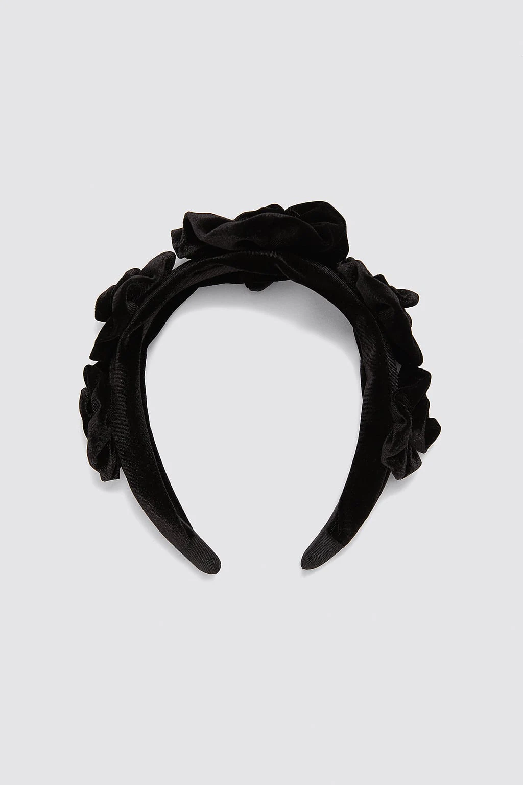 En terciopelo negro, con flores en relieve de Zara.