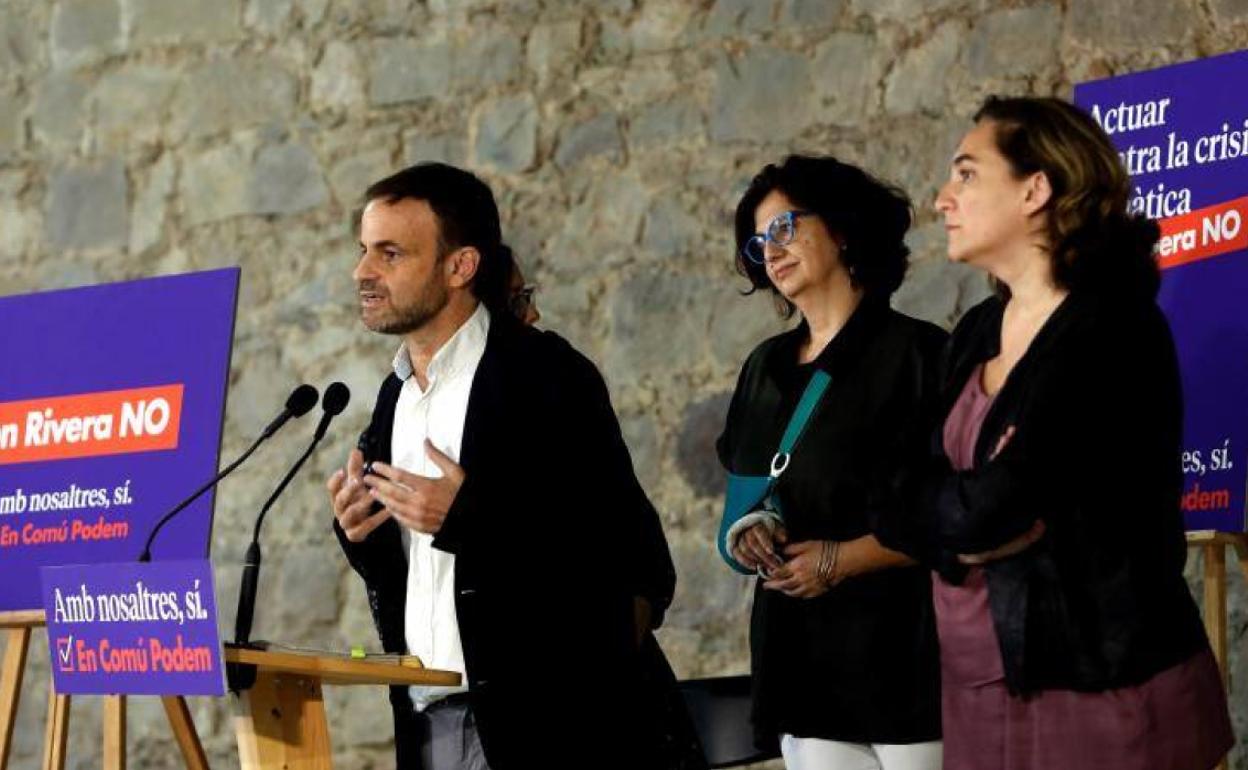 Jaume Asens en un acto de los junto a Ada Colau (d) y Rosa LLuch.