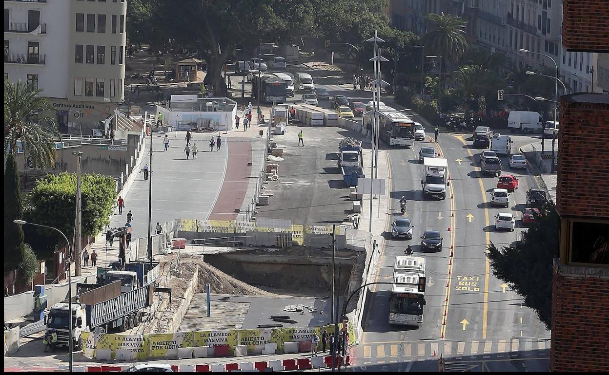 Los coches vuelven a circular por el puente de Tetuán hacia la Alameda de Colón. 