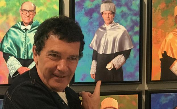 Banderas señala su retrato como Doctor Honoris Causa