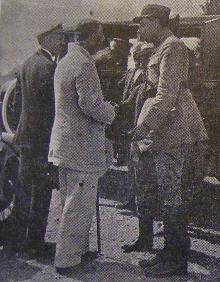 Imagen secundaria 2 - Arriba, el gobernador Enrique Cano Ortega, en la pista del aeropuerto con los pilotos franceses y norteamericanos. Abajo, los aviadores, en la corrida de La Malagueta, según la revista 'La Unión Mercantil', y el alcalde Gálvez Ginachero, despidiéndose de los militares, en las páginas de 'Vida Gráfica'. 