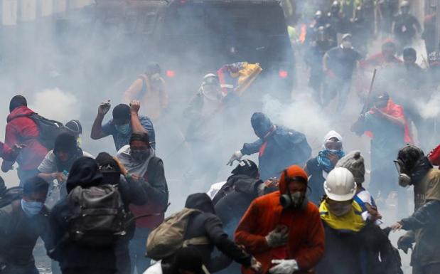 Indígenas ecuatorianos durante el asalto a la sede del Congreso, en Quito.