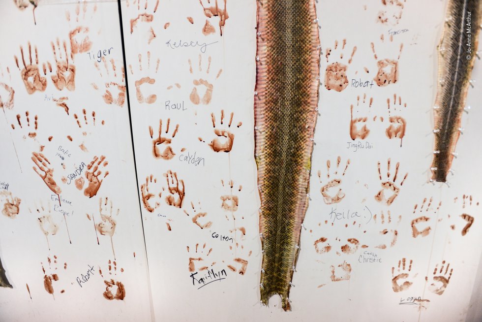 Categoría Fotoperiodismo Wildlife. Las pieles de serpientes de cascabel cubren una pared junto a huellas de manos ensangrentadas en Sweetwater, Texas (EE UU).