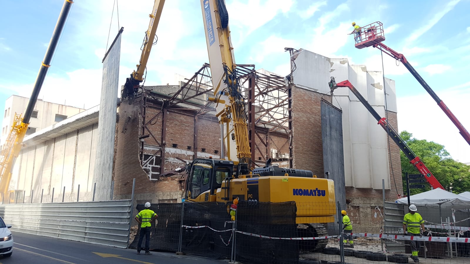 En su derribo se han afanado durante los últimos días los operarios de la empresa Construcciones y Desmontes Ribera Navarra