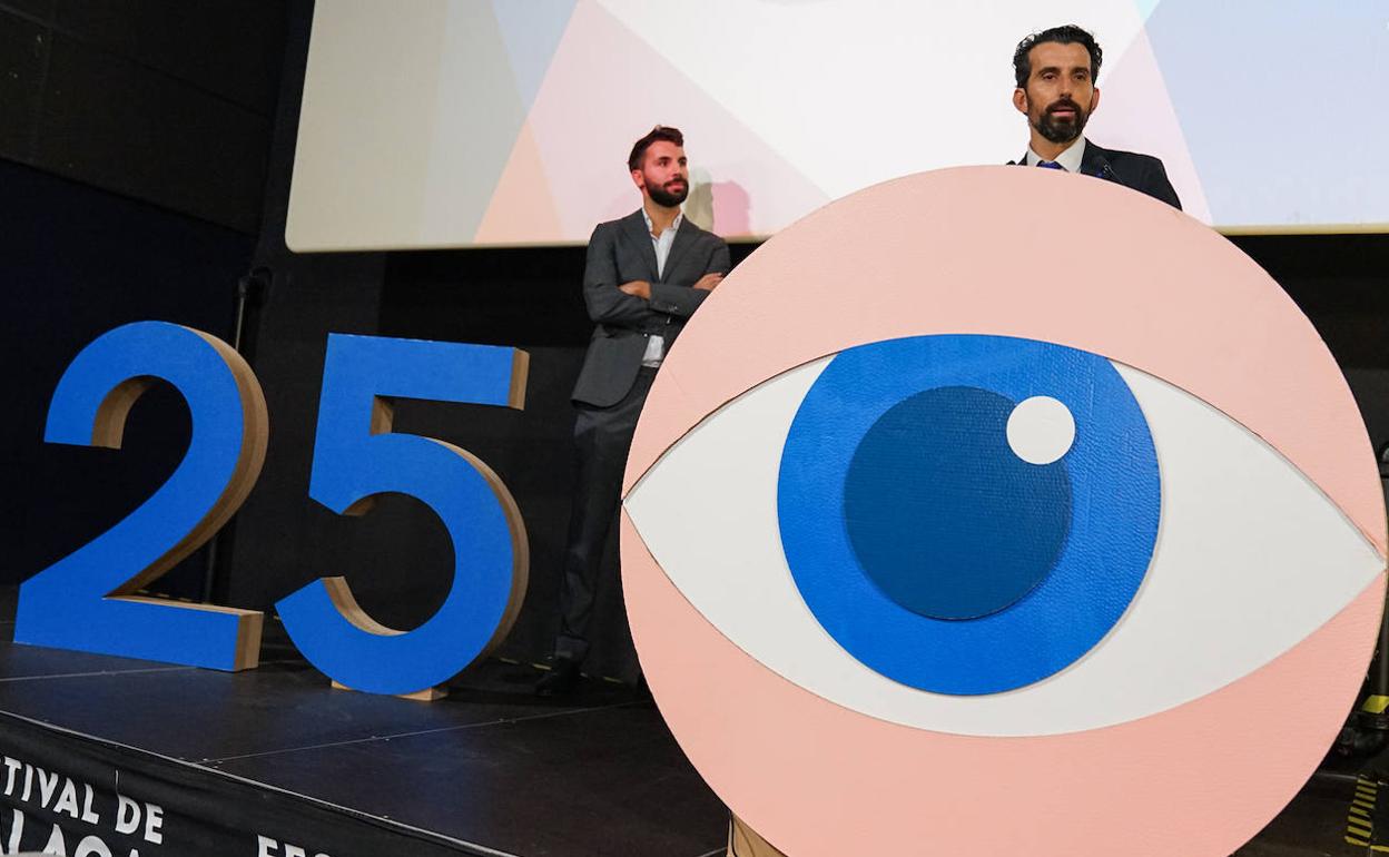 José Antonio Marqués, director de la Alianza Francesa en Málaga, explica el programa junto al director del certamen, Hedi Saim.