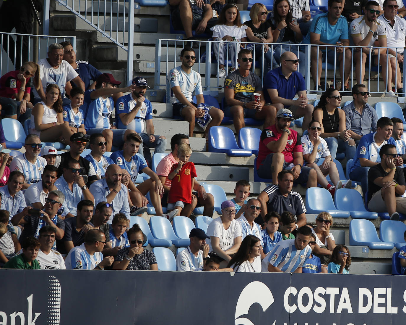 Los aficionados apoyan en La Rosaleda al equipo pese a que volvió a perder