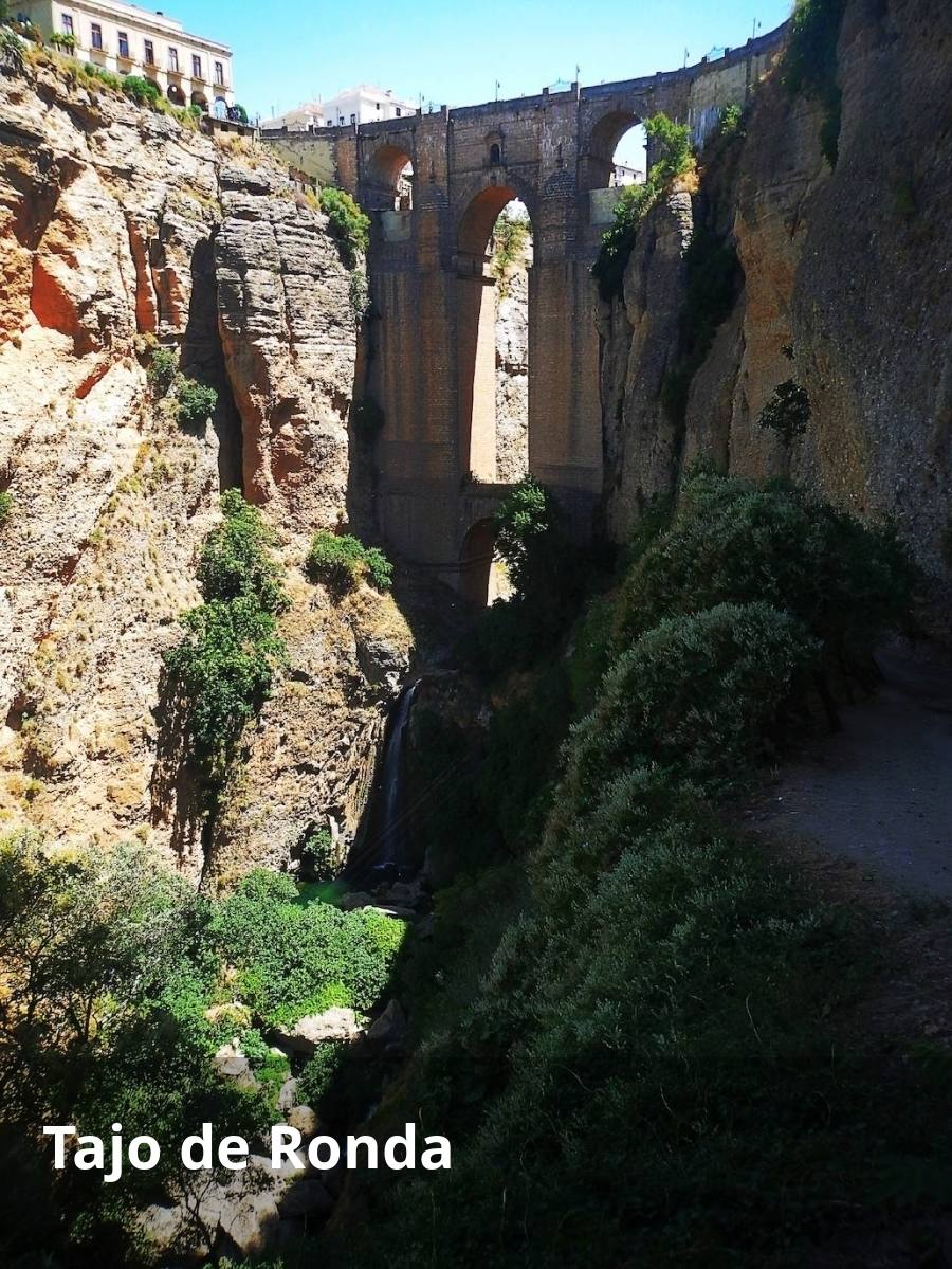 Sin duda alguna, esta garganta, por la que pasa el río Guadalevín, es una de las más conocidas no sólo de Málaga sino de todo el país. No en vano, es un emblema de esta ciudad, que ha sido reconocido ya con su declaración como Monumento Natural de Anddalucía. Ya sea desde el Puente Nuevo, que en su día se construyó para poder salvar esta garganta atravesada por el río Guadalevín, o desde los miradores situados a ambos lados, las vistas son formidables. Pero, para conocer esta hendidura existen también otras fórmulas menos conocidas, como descender por la escalera de la conocida como ‘Mina Secreta de Ronda’, a la que se accede por la Casa del Rey Moro (previo pago de la entrada correspondiente). De esta forma, se baja hasta el cauce del río para tener una perspectiva muy diferente a la habitual. También existen algunos caminos angostos al otro lado del Puente Nuevo. Los más osados se atreven a la práctica del descenso de cañones. En cualquier caso aguardan unas dimensiones impresionantes, ya que tiene casi un centenar de metros de altura.