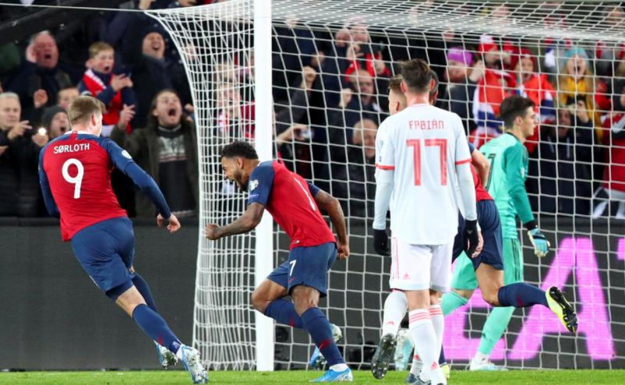 Joshua King celebra su gol de penalti en el tiempo de descuento que supuso el empate a uno.