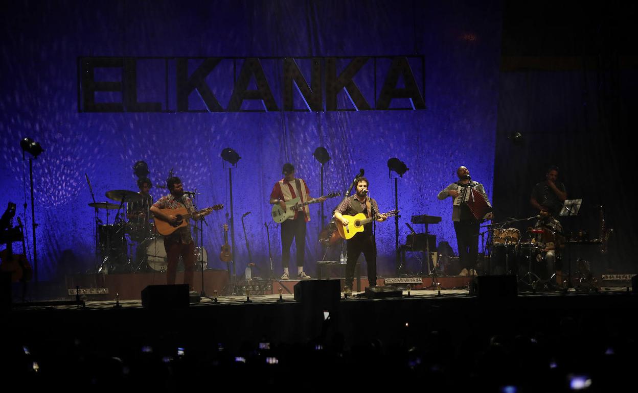 Alrededor de 4.000 personas celebraron anoche con el Kanka el primero de sus grandes conciertos en Málaga. 