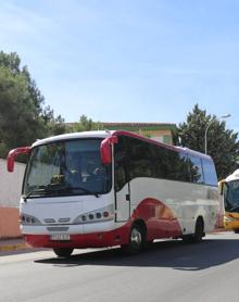 Imagen secundaria 2 - Hay pedanías en las que no hay colegio, como en Puerto Saúco, que depende de Ronda. Manuel Mora enseña inglés, a la vez, a distintas edades.Para ir al instituto, muchos alumnos van a Ronda a diario.