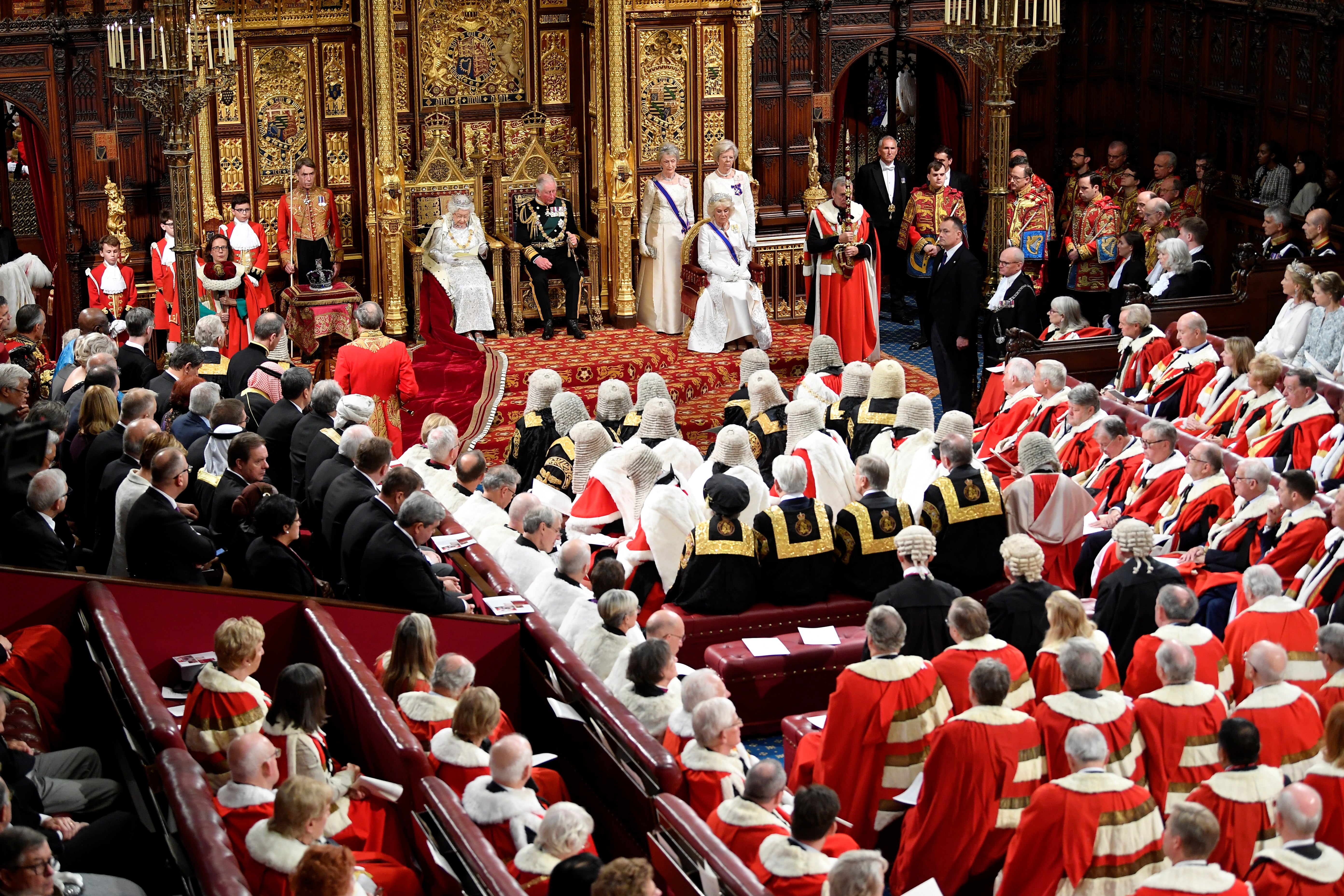 La monarca inaugura el nuevo curso de la cámara en plena incertidumbre por el Brexit