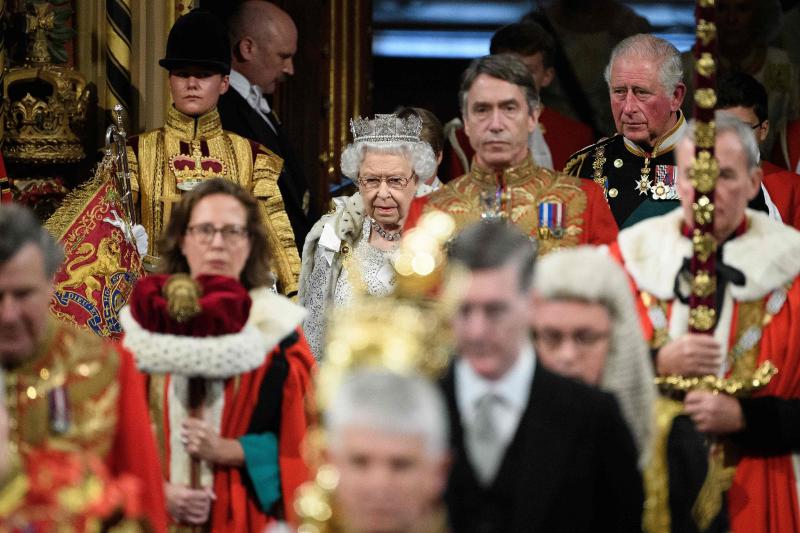 La monarca inaugura el nuevo curso de la cámara en plena incertidumbre por el Brexit