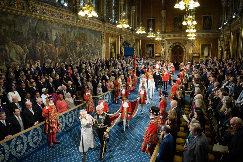 La monarca inaugura el nuevo curso de la cámara en plena incertidumbre por el Brexit