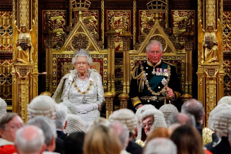 La monarca inaugura el nuevo curso de la cámara en plena incertidumbre por el Brexit