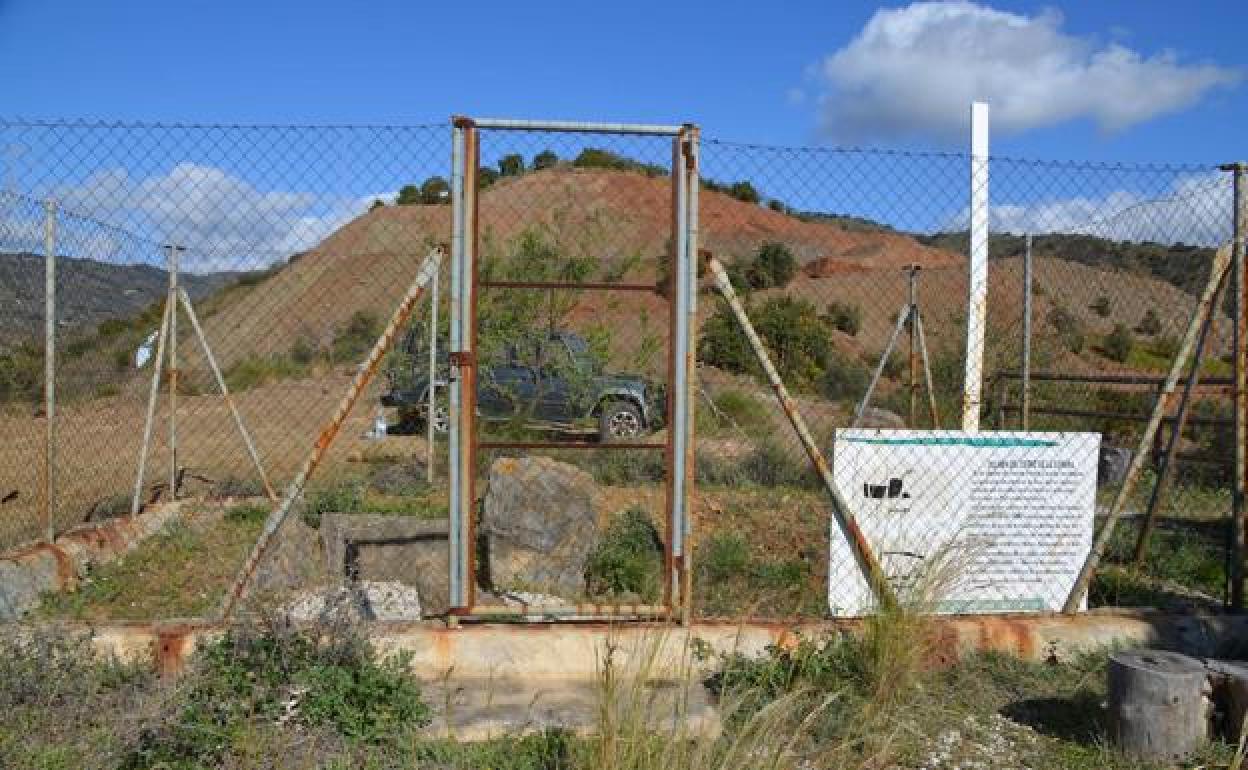 Recinto vallado junto al pozo.