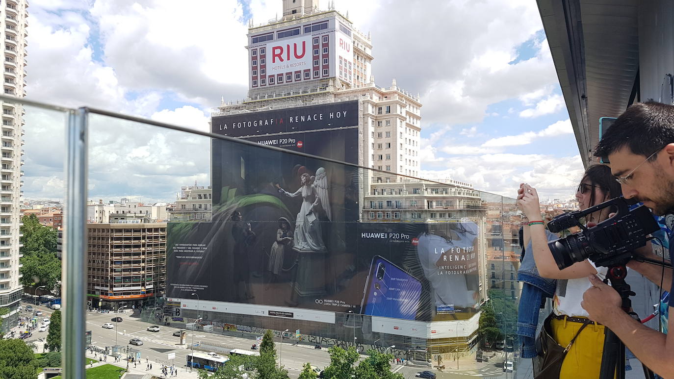 El mayor anuncio: Lo instaló HUAWEI en el edificio del hotel RIU, en Plaza de España (Madrid). El cartel midió 5.672,37 m2, tal como se comprobó el 12 de junio de 2018.