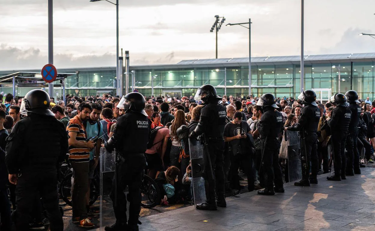 Concentración de manifestantes en el Aeropuerto de Barcelona-El Prat tras conocerse la sentencia del 'procés'.