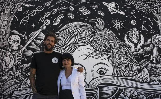 El artista norteamericano Timber decora la fachada de Ciencias de la Comunicación y Turismo