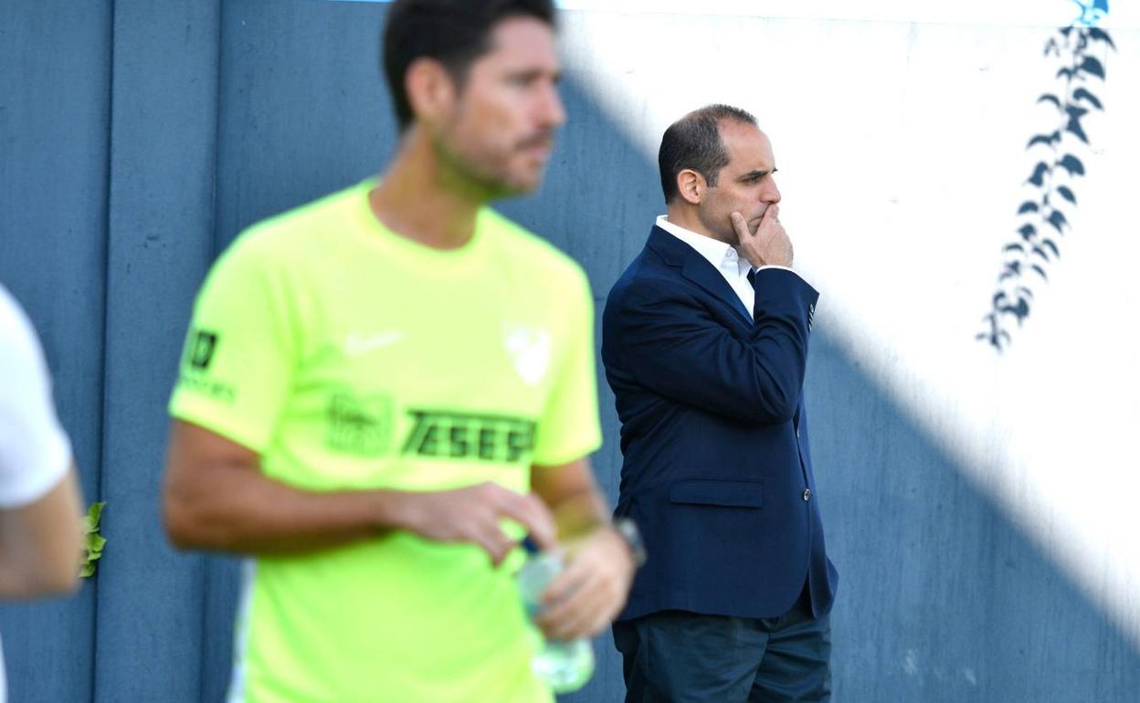 Shaheen sigue el entrenamiento con Víctor en primer plano.