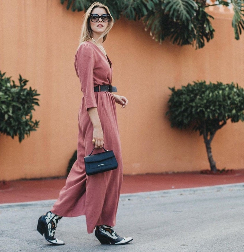 Los monos también son para el otoño. La malagueña Ana Vera (@anaverasite) los luce con unos llamativos botines. ¿El resultado? Un look sofisticado y rompedor.