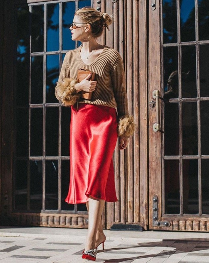 Las faldas de seda midi arrasan entre las fashionistas. Para restarles seriedad llévalas a la oficina con un jersey, como plantea @anaverasite y completa el look con deportivas o salones en función de lo apretada que tengas tu agenda.