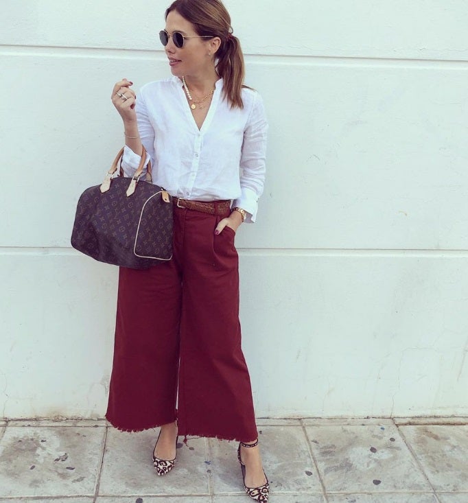 Las camisas básicas son un fondo de armario atemporal que siempre suman. Para este otoño llévalas con pantalones slouchy -máxima tendencia- o con tipo culotte como Ángeles Rodríguez de @martiylola