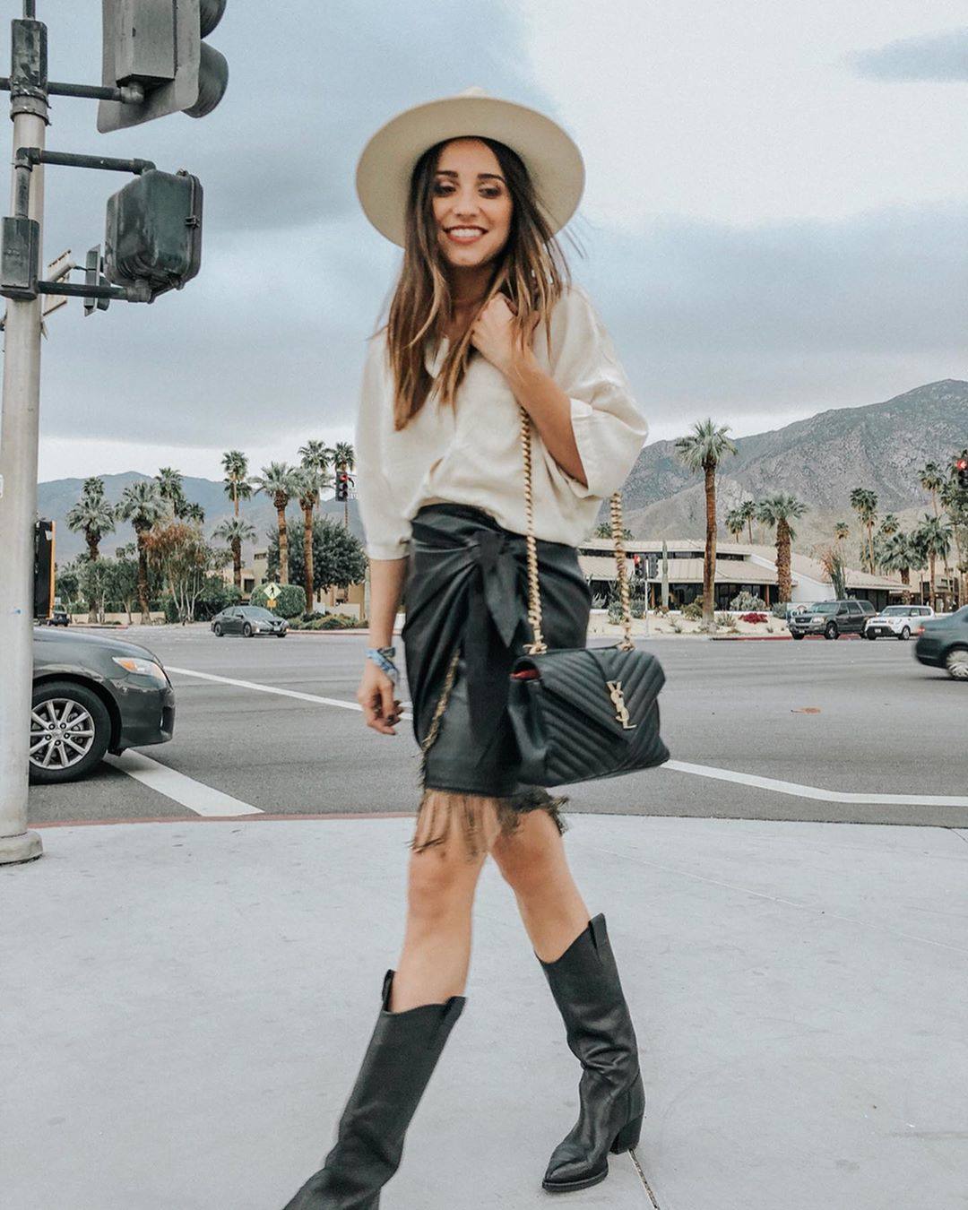 El cuero vuelve pisando muy fuerte, al igual que las minifaldas tipo pareo. Así la lleva Verónica Díaz, de @modajustcoco, con botas tipo cowboy, blusa y sombrero. ¡Perfecta!