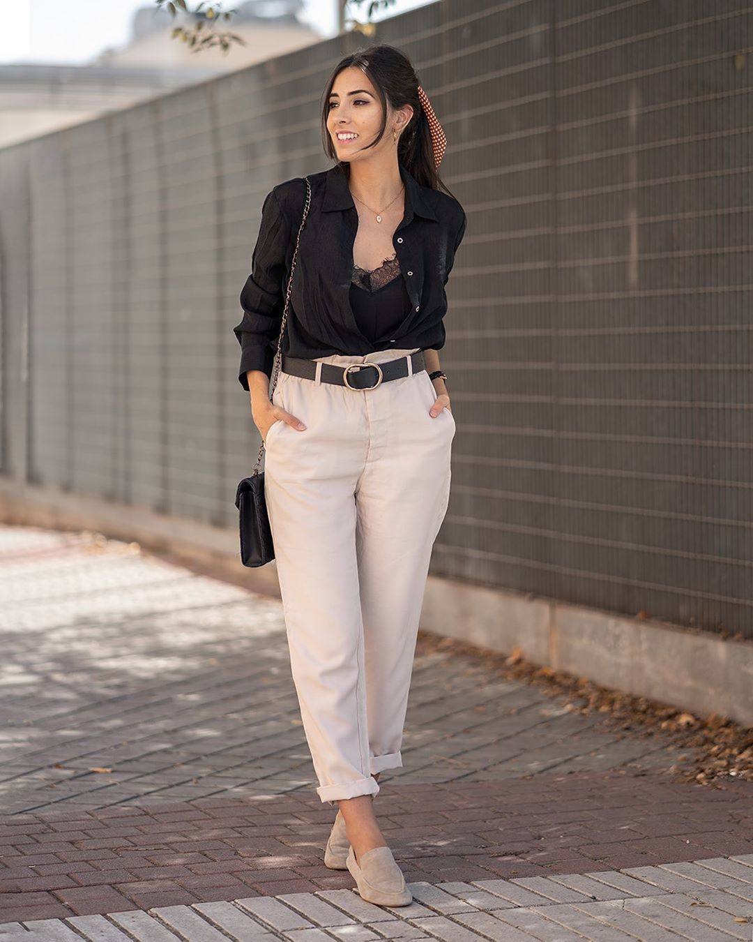 ¡Toma nota!: Este otoño lleva los pantalones de tiro alto y remangados y los top lenceros con sobrecamisas anudadas o metidas por dentro. ¡Átate un pañuelo en la coleta y el resultado será de diez! Look de @victoriadnc