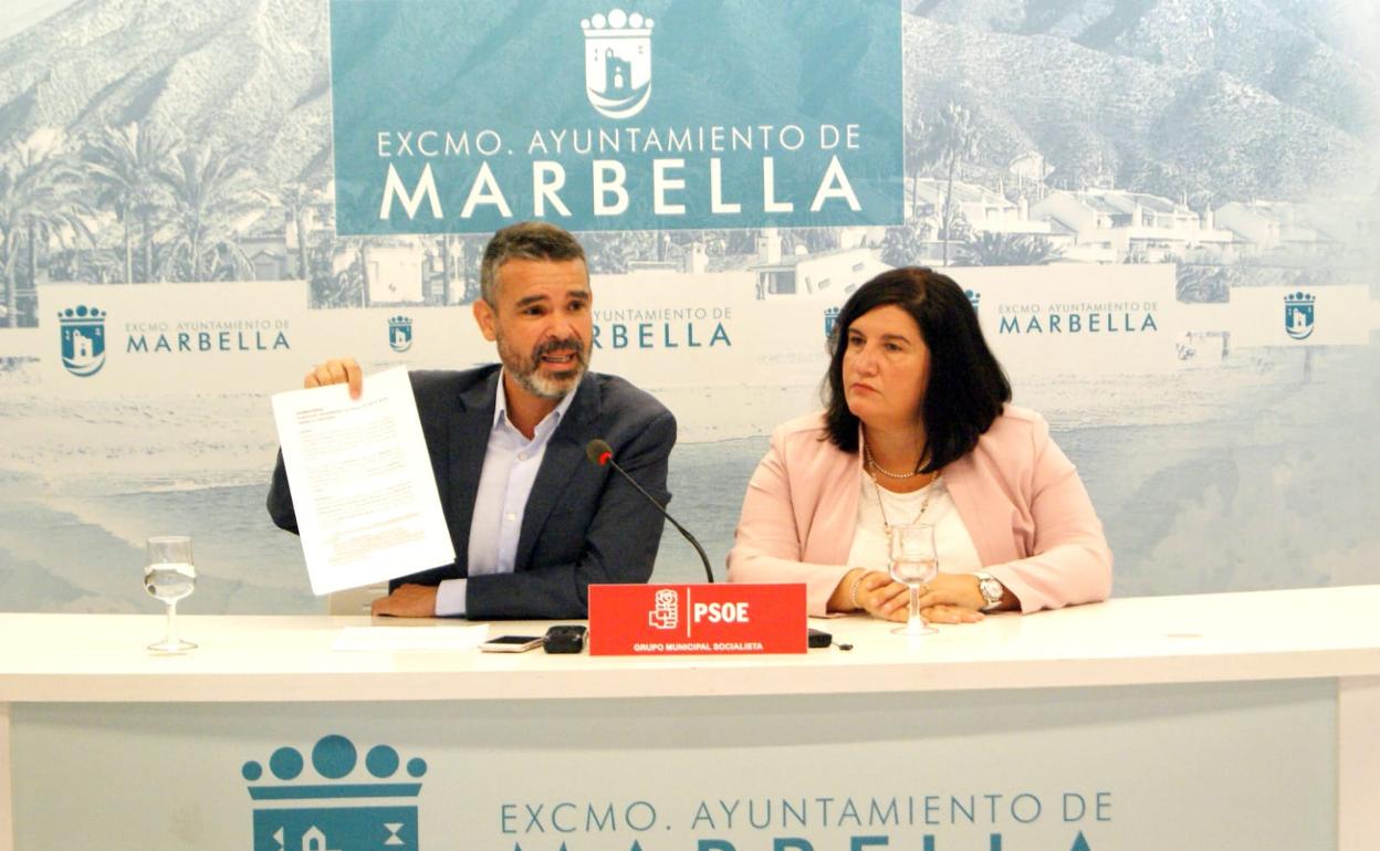 El portavoz del grupo municipal socialista, José Bernal, junto a la concejala Blanca Fernández. 