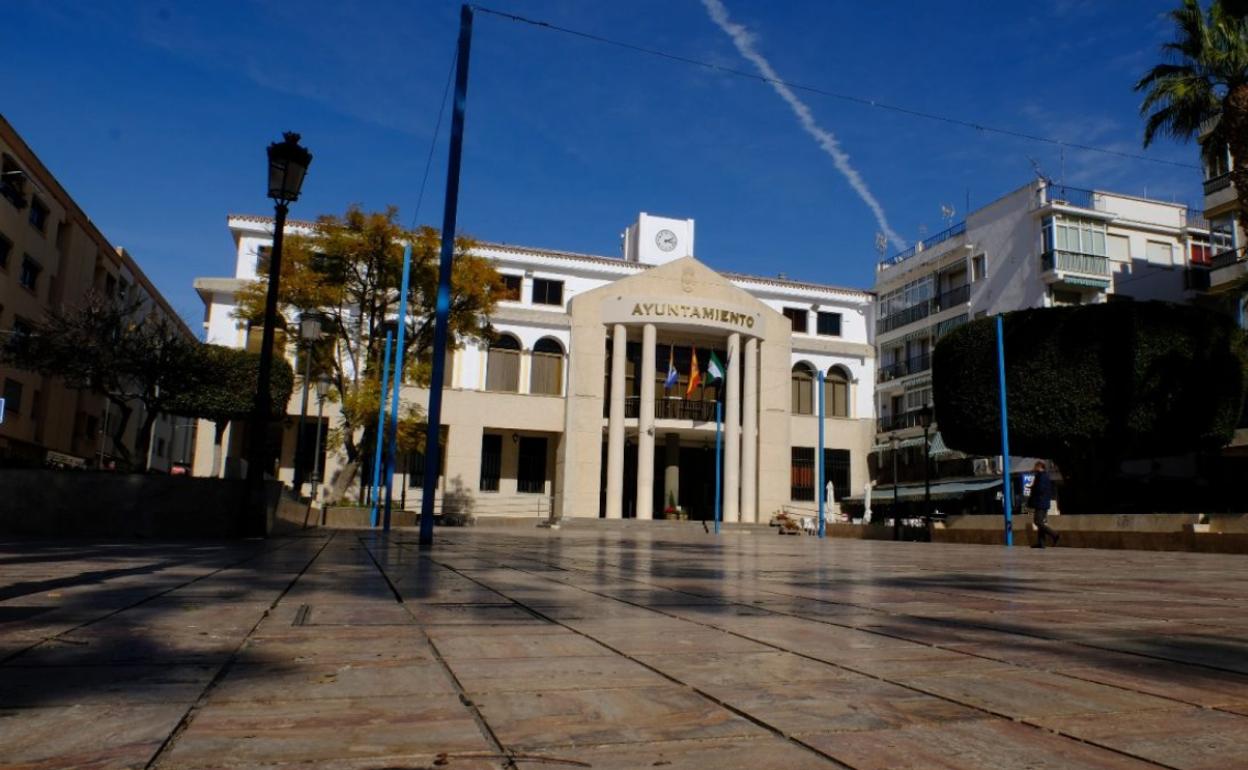 Fachada principal del Ayuntamiento de Rincón de la Victoria. 