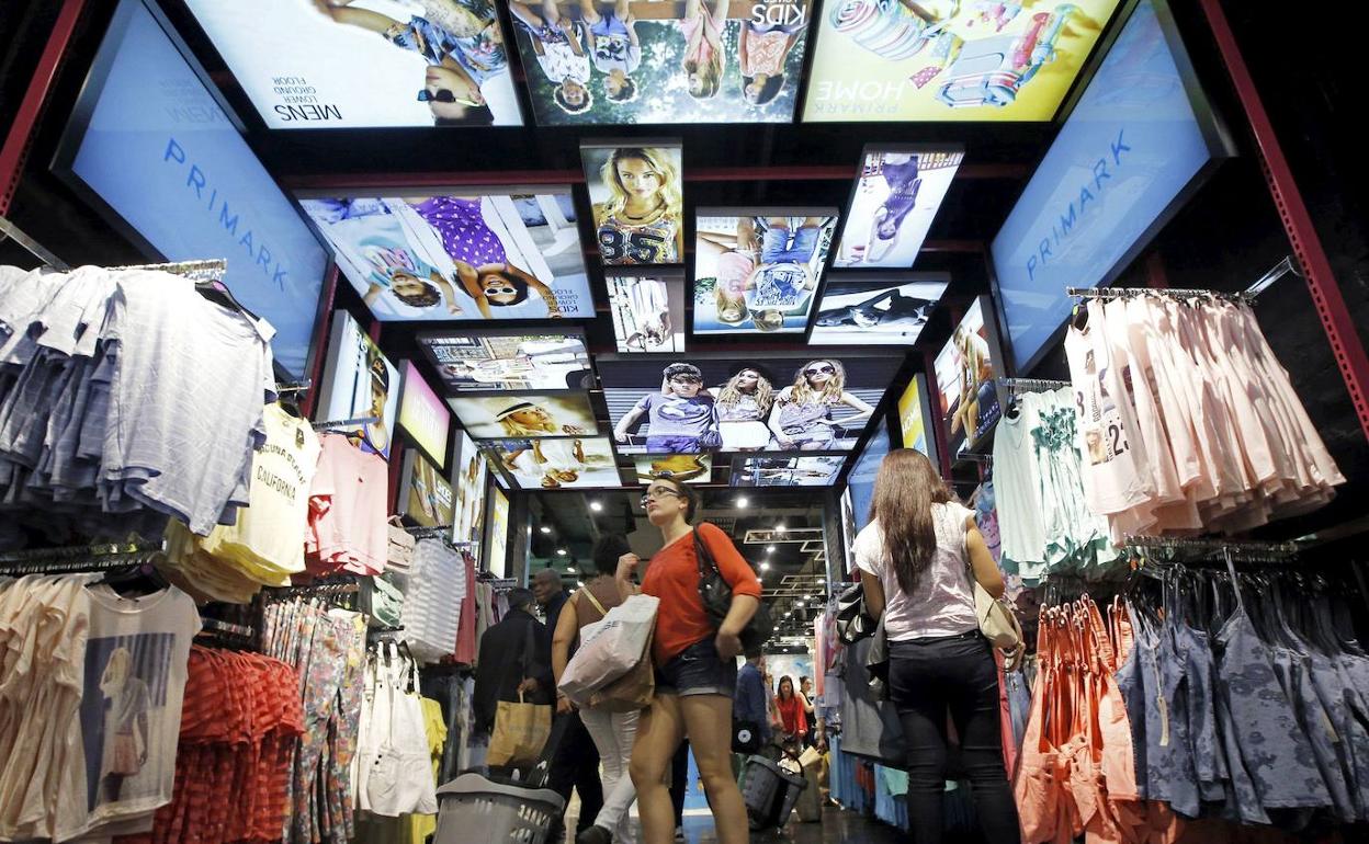 Interior de una tienda de Primark. 