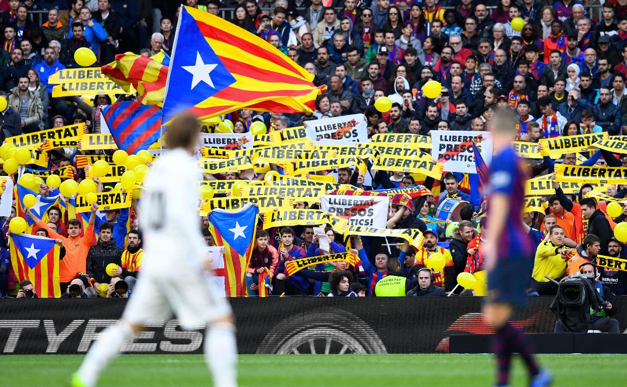 Esteladas durante un clásico disputado en el Camp Nou.