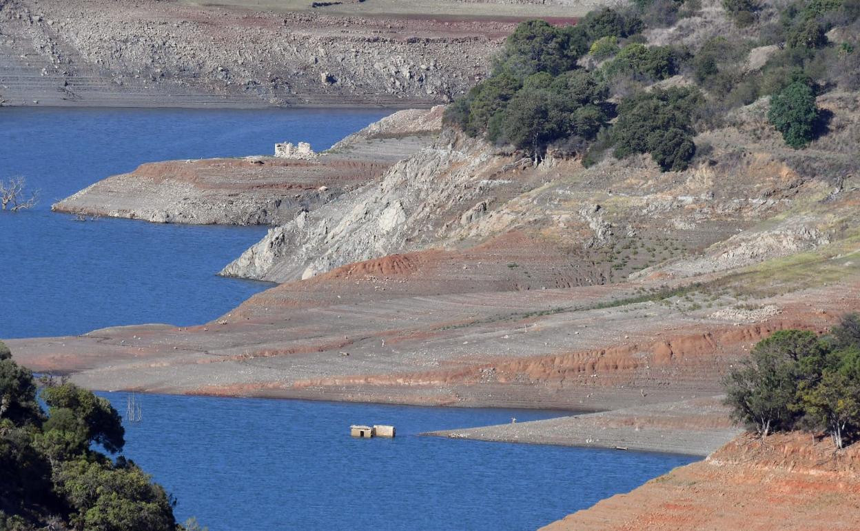 La sequía ha dejado a la vista las antiguas casas sobre las que se construyó La Concepción. 