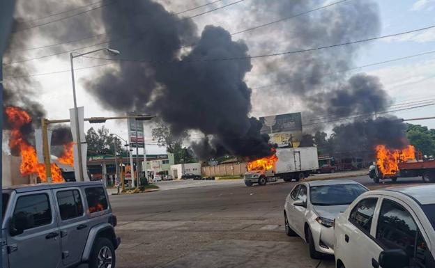Vehículos ardiendo en Culiacán.