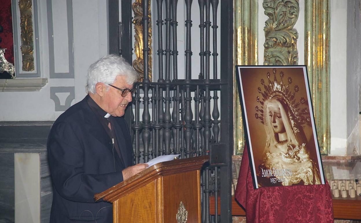 El sacerdote Manuel Gámez, durante un acto en la Archicofradía de la Pasión. 