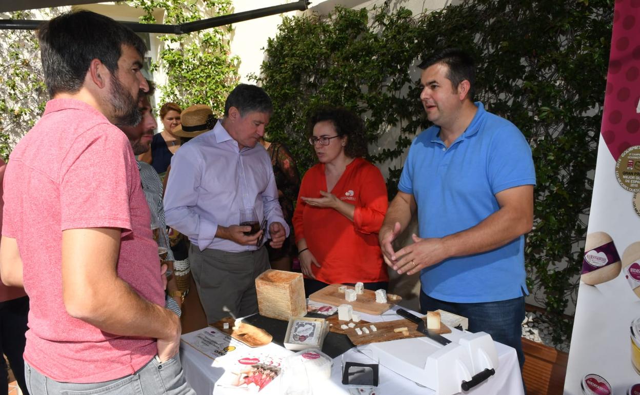 Uno de los participantes muestra su producto. 
